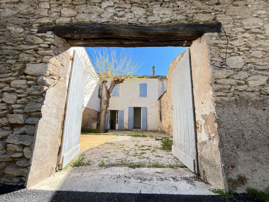 Maison à LA TOUR-D&#039;AIGUES