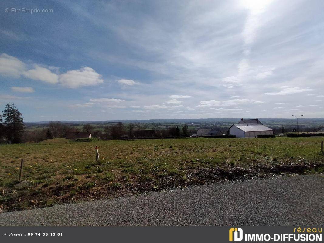 Terrain à CRENNES-SUR-FRAUBEE