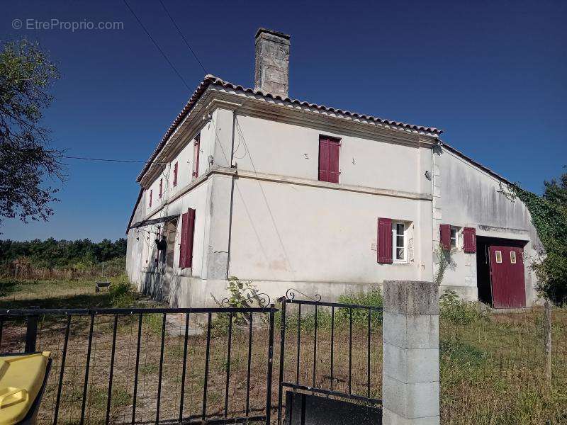 Maison à SAINT-CHRISTOPHE-DE-DOUBLE