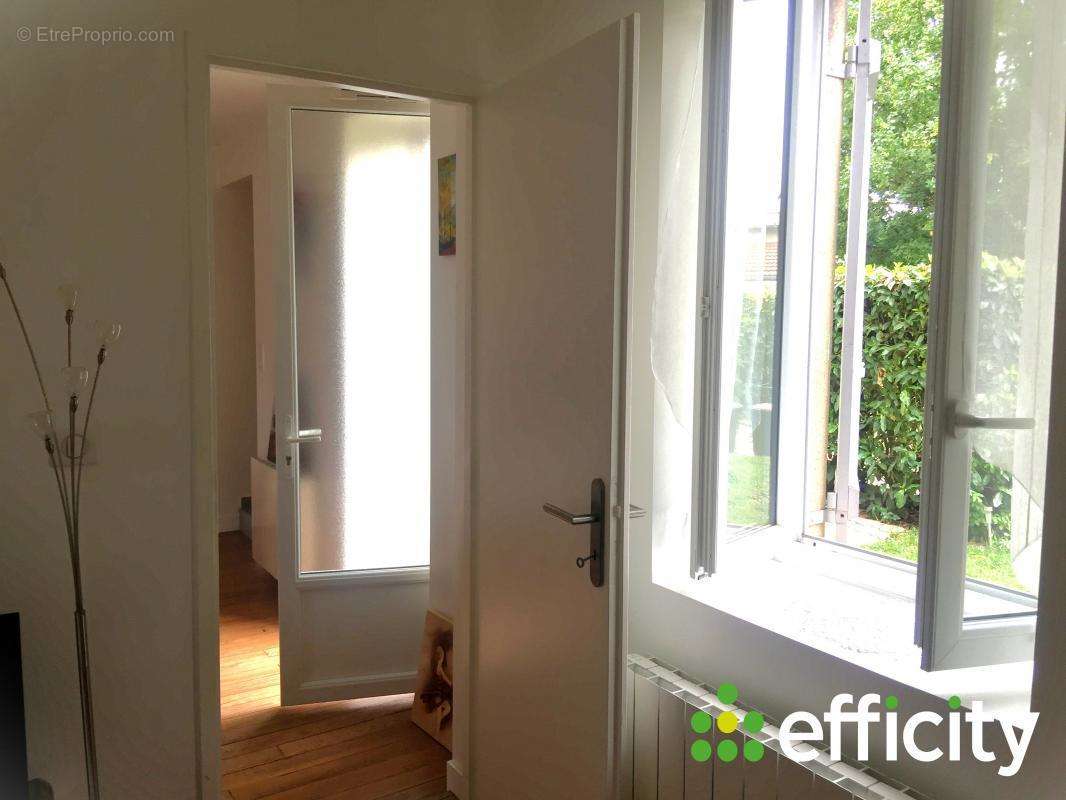 Appartement à SAINT-DENIS-LES-BOURG