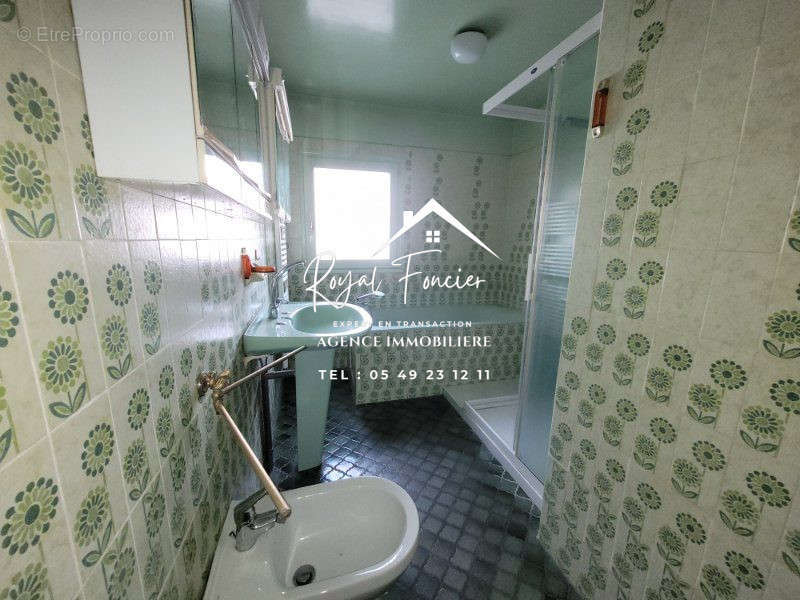 Salle de bains avec douche  - Maison à DESCARTES