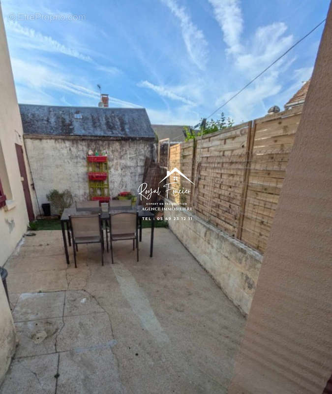 TERRASSE EXTERIEURE MAISON LOUEE - Appartement à LA ROCHE-POSAY