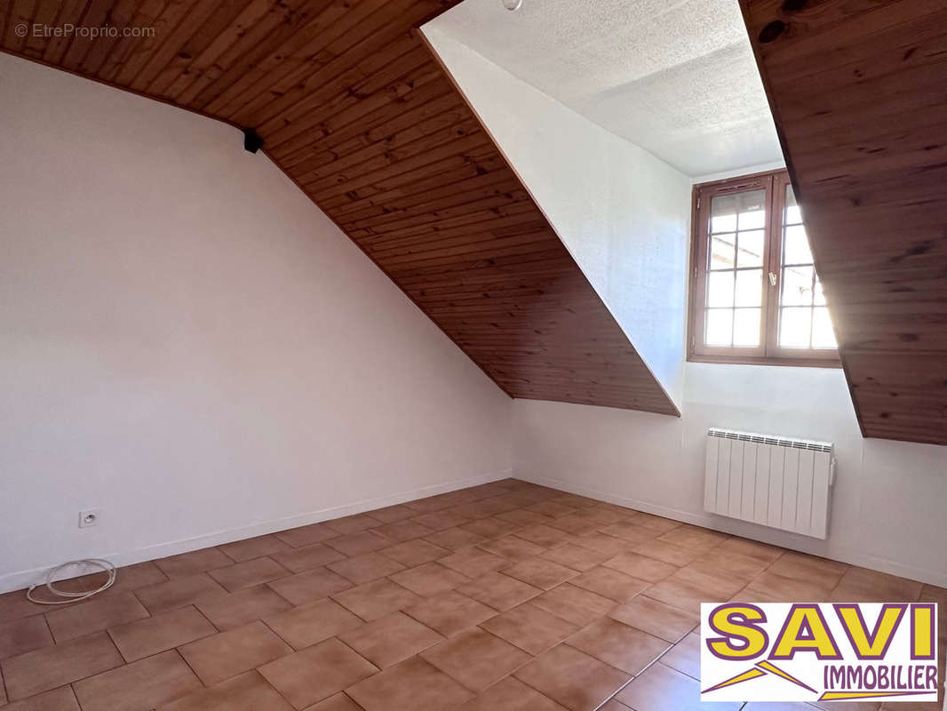 Habitation 2 - Chambre 1 avec placard - Appartement à FERRIERES-EN-GATINAIS