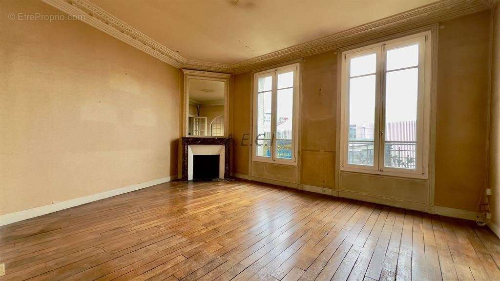 Appartement à COURBEVOIE