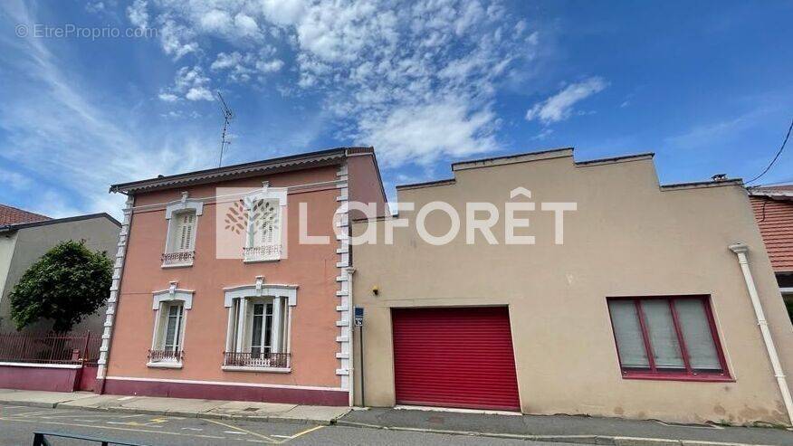 Maison à CHAZELLES-SUR-LYON