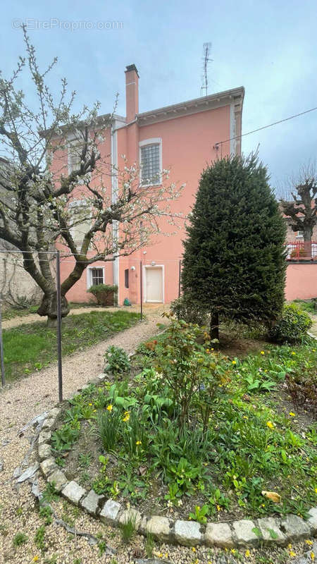 Maison à CHAZELLES-SUR-LYON