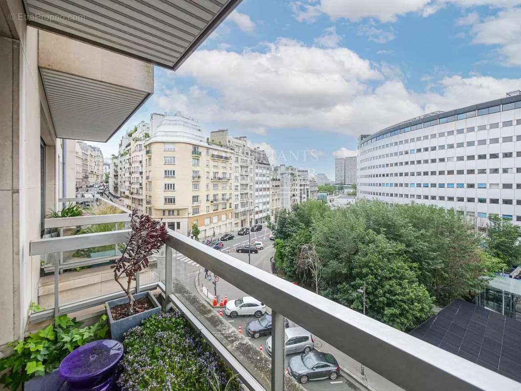 Appartement à PARIS-16E