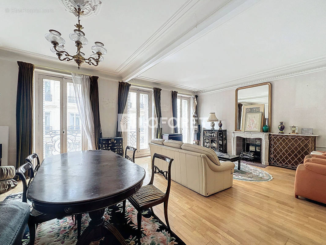 Appartement à PARIS-8E