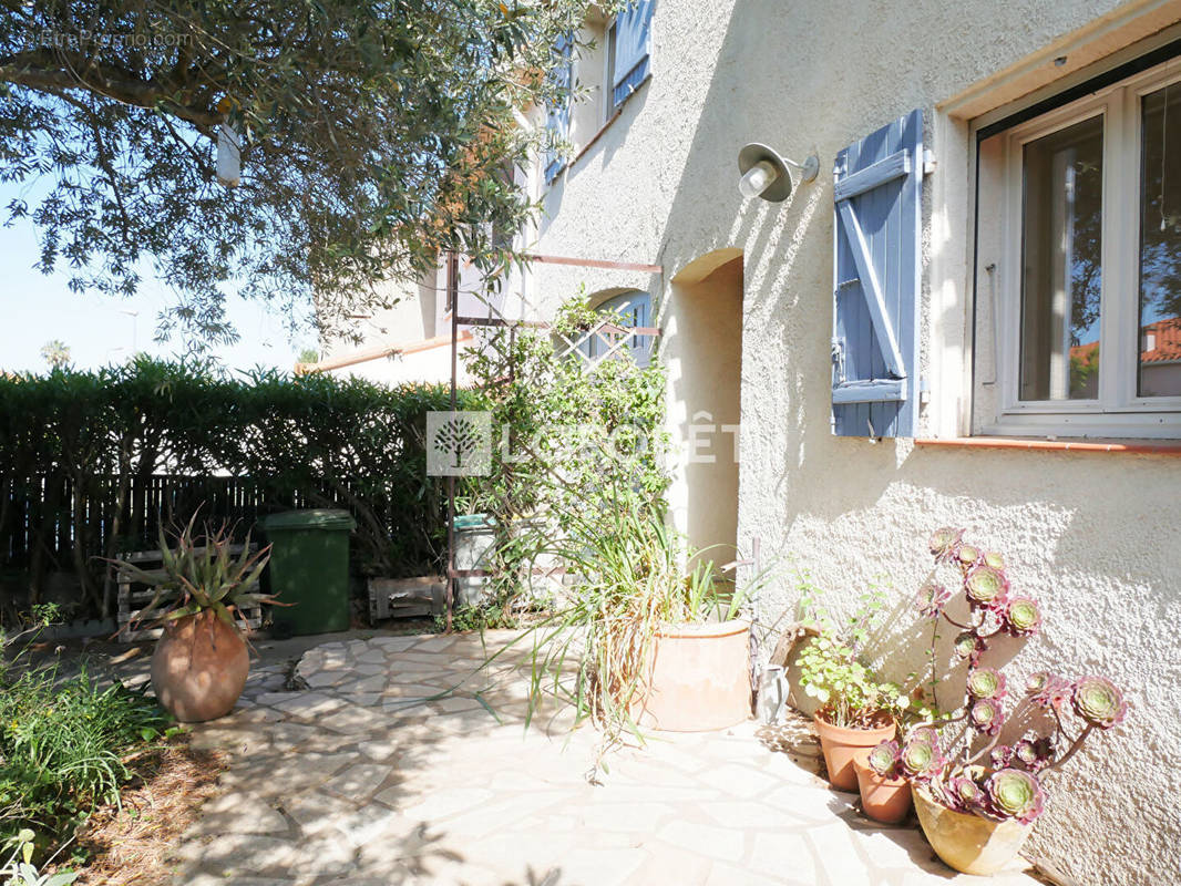 Maison à SAINT-LAURENT-DE-LA-SALANQUE