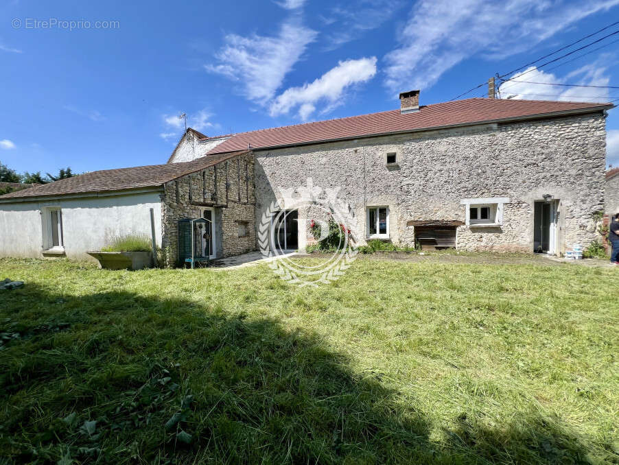 Maison à JOUY-LE-CHATEL