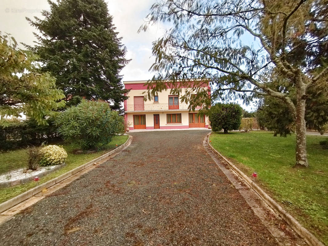 Maison à BEAULIEU-SOUS-LA-ROCHE