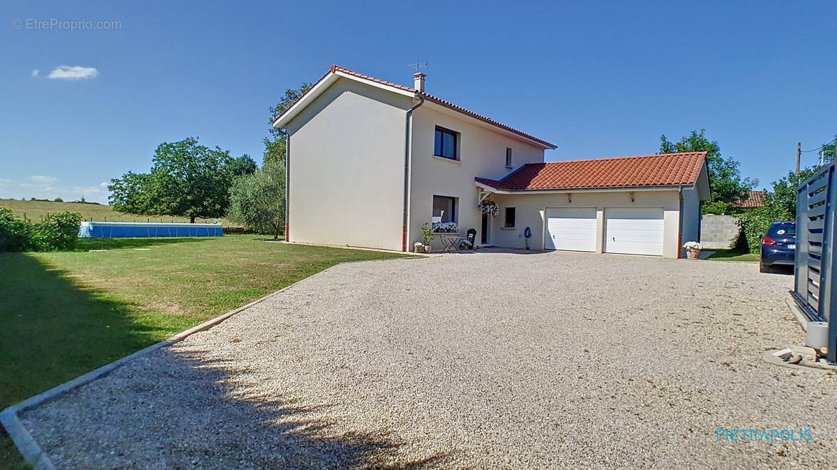 Vaste  Parking et Double garage - Maison à ARTAS