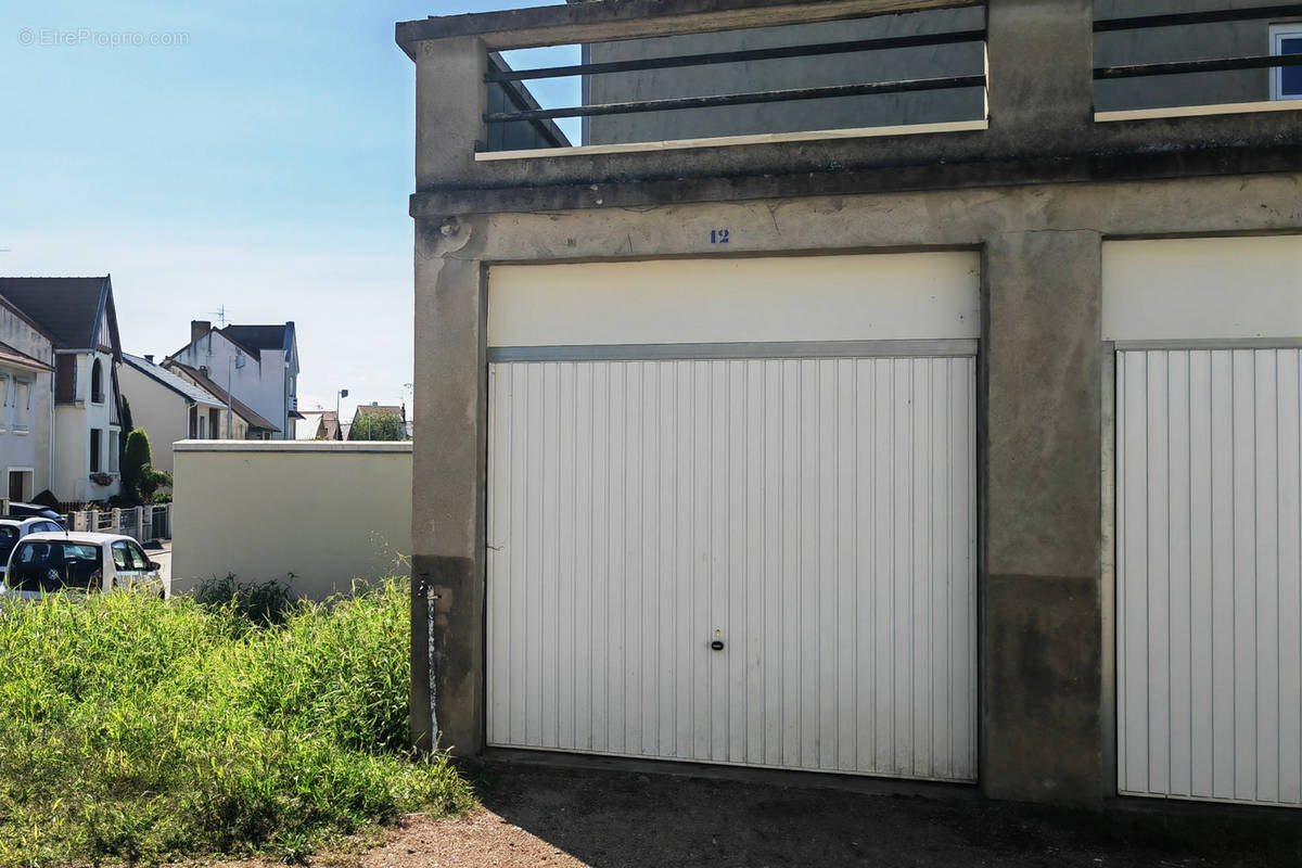 Parking à BELLERIVE-SUR-ALLIER