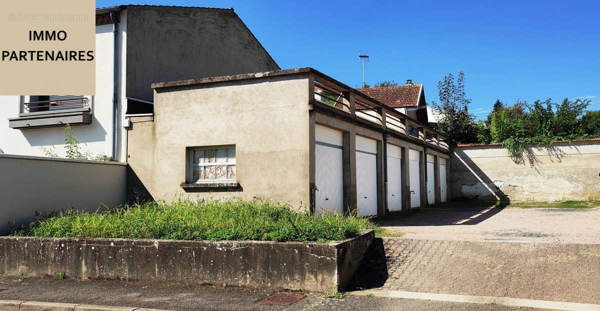 Parking à BELLERIVE-SUR-ALLIER