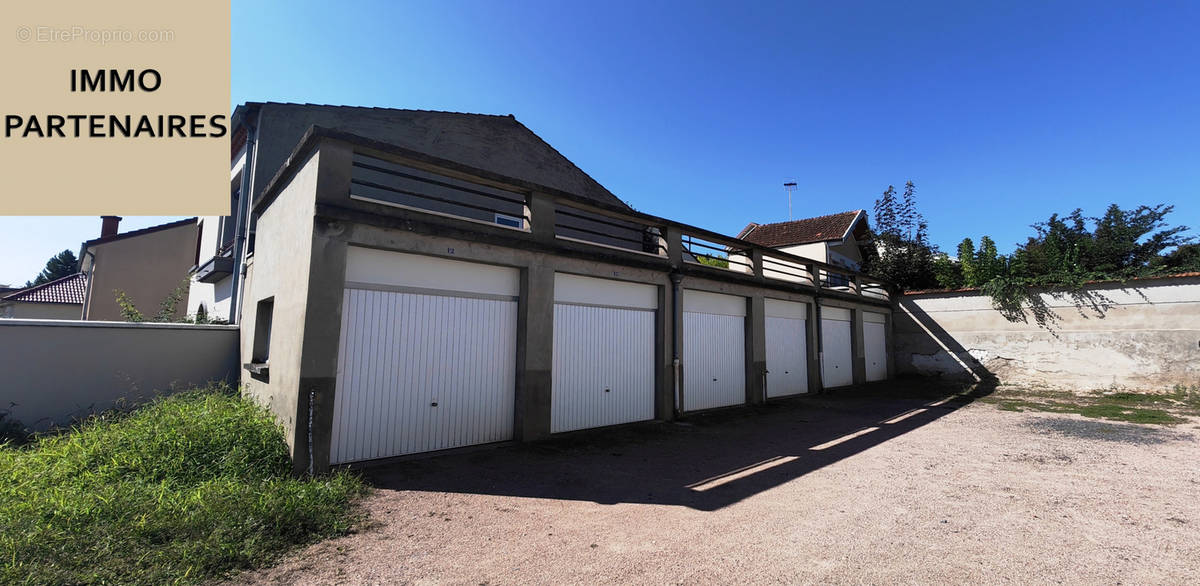 Parking à BELLERIVE-SUR-ALLIER