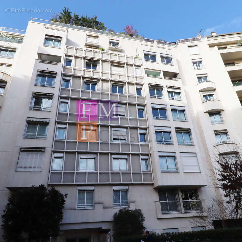 Appartement à PARIS-16E