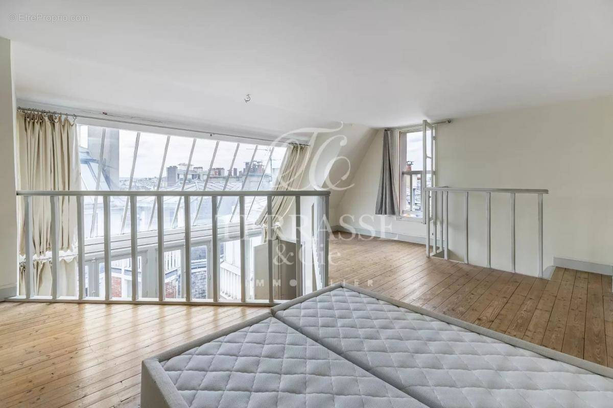 Appartement à PARIS-8E