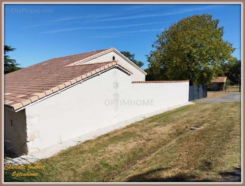 Maison à BARBEZIEUX-SAINT-HILAIRE