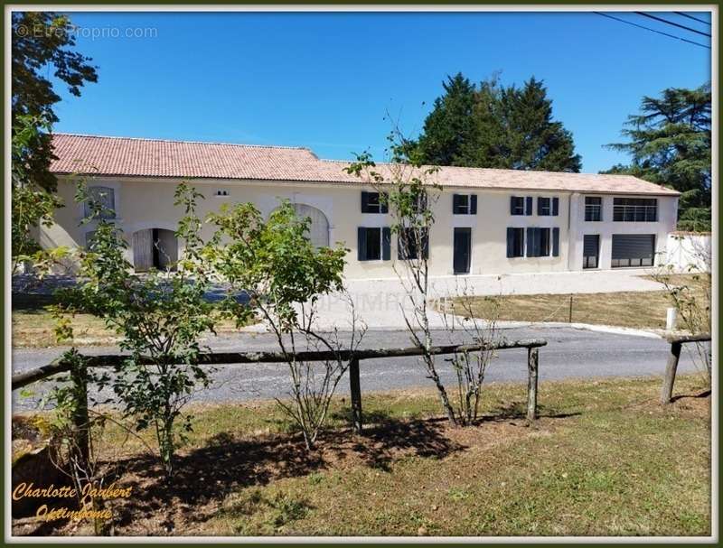 Maison à BARBEZIEUX-SAINT-HILAIRE