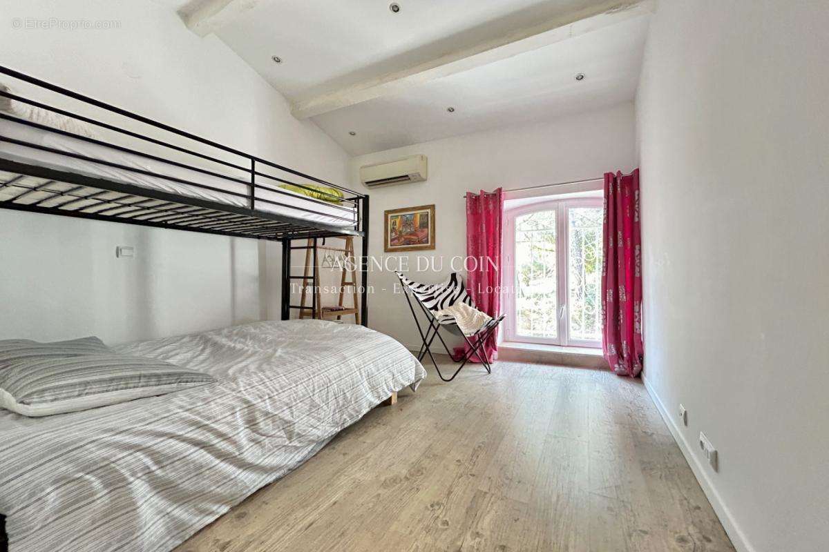 Appartement à ROQUEBRUNE-SUR-ARGENS