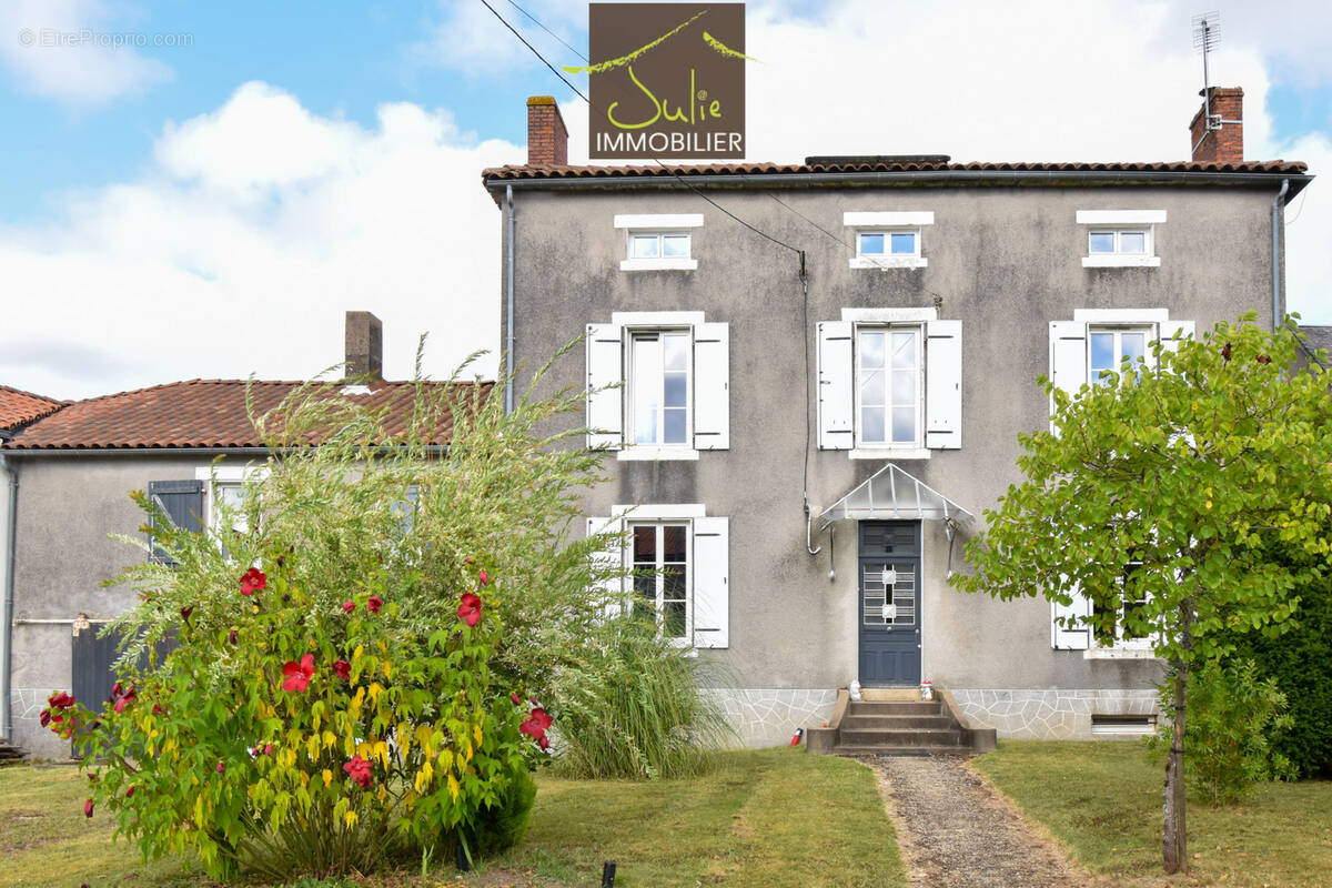 Maison à MONCOUTANT