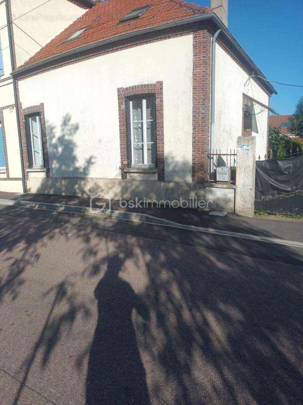 Maison à LES CORVEES-LES-YYS