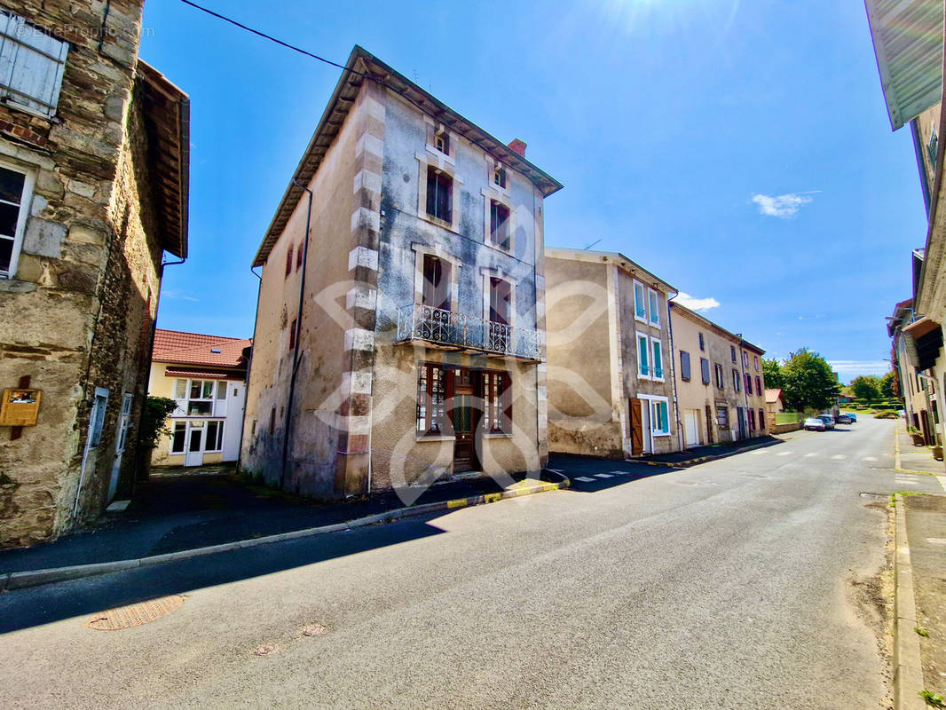 Maison à CHAMPAGNAC-LE-VIEUX