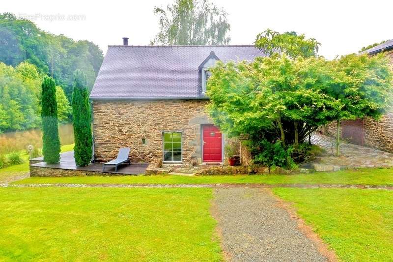 Maison à LANGROLAY-SUR-RANCE