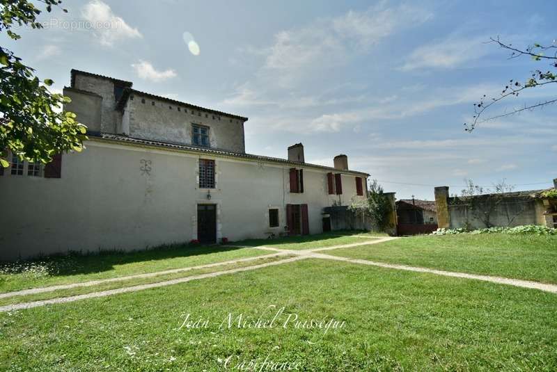 Maison à AURIGNAC