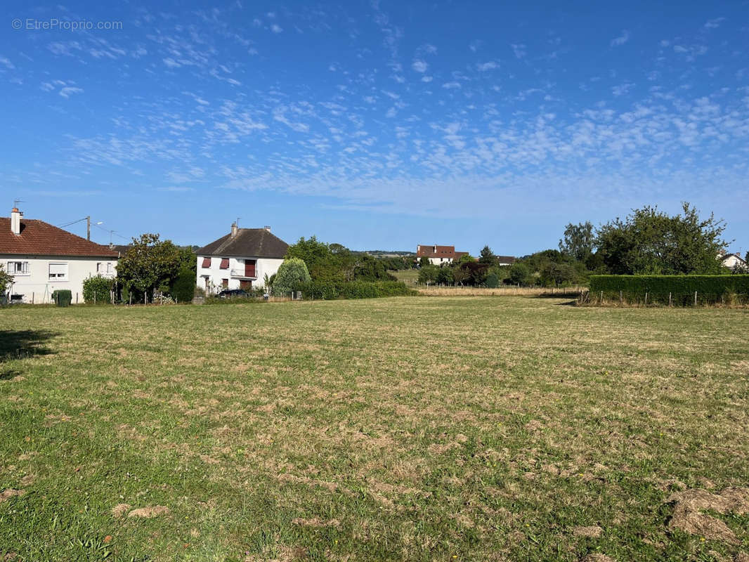 Terrain à SAINT-YRIEIX-LA-PERCHE