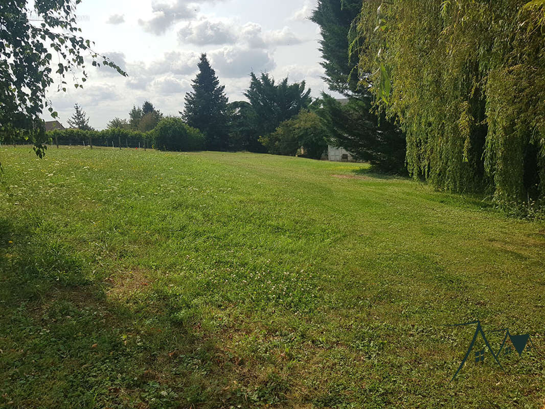 Terrain à SAINT-AMAND-MONTROND