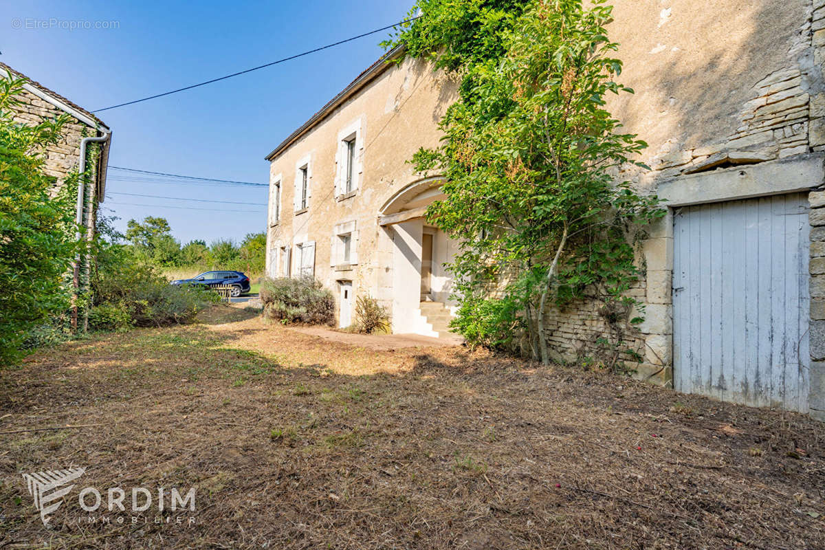 Maison à DRUYES-LES-BELLES-FONTAINES