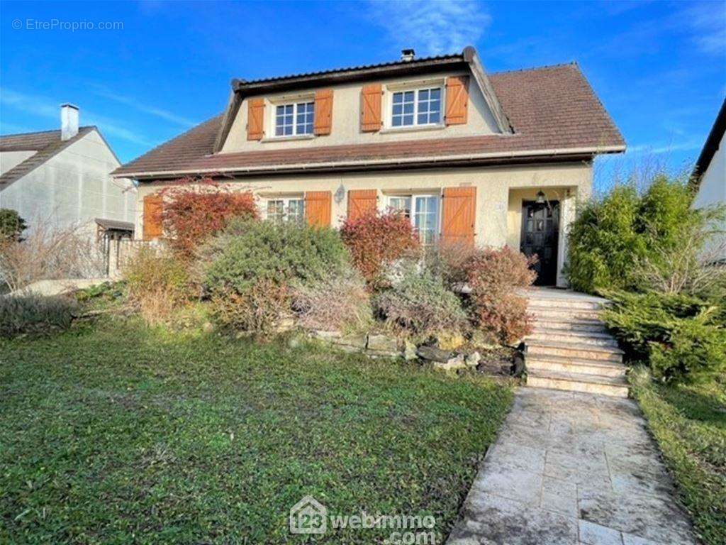 Commençons par la façade de cette belle maison - Maison à BONDOUFLE