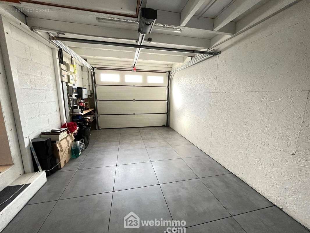 ... un double garage, avec environ 25 m² de comble isolé - Maison à BONDOUFLE