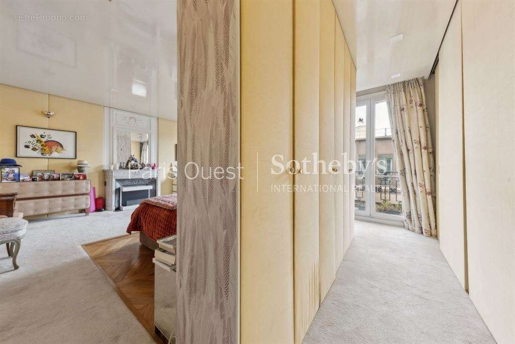 Appartement à PARIS-16E