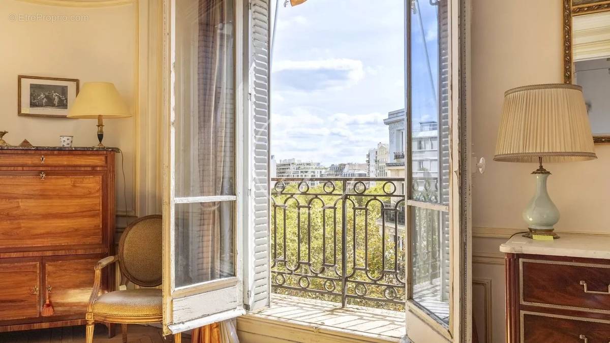 Appartement à PARIS-16E