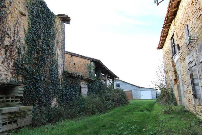 Maison à BIOUSSAC