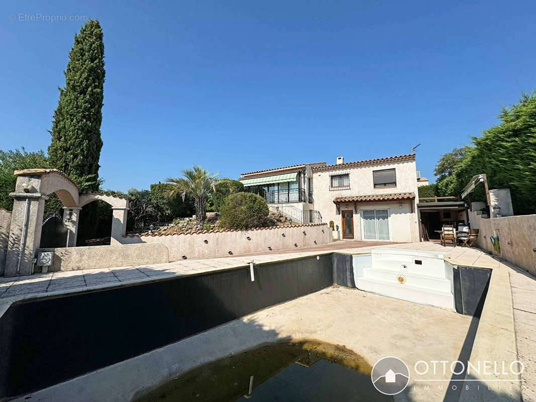 Maison à ROQUEBRUNE-SUR-ARGENS