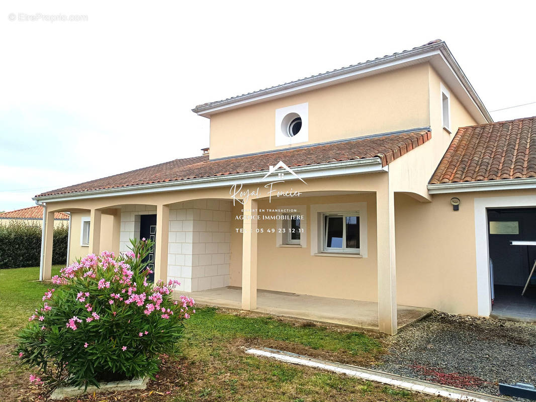 Vue avant avec préau - Maison à LA CELLE-SAINT-AVANT