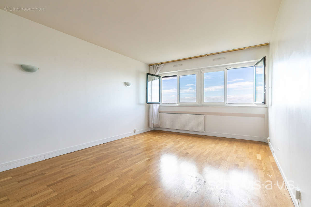 Appartement à COURBEVOIE