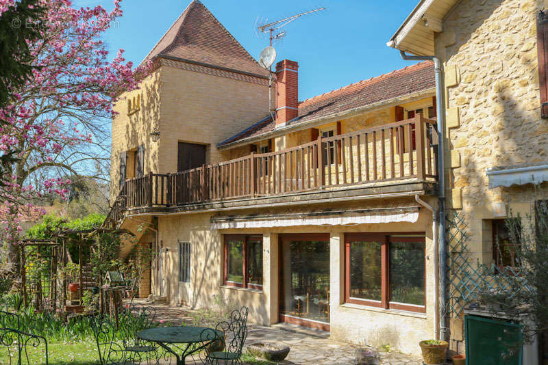 Maison à COUZE-ET-SAINT-FRONT