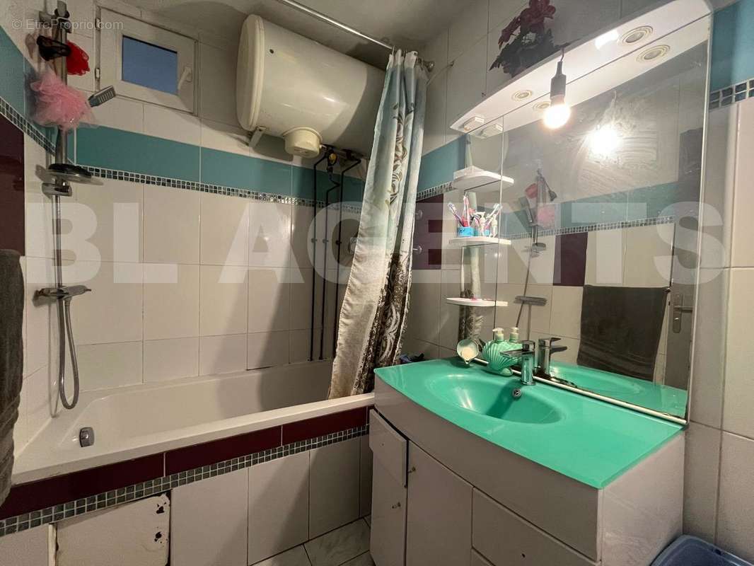 sdb - Appartement à BAGNOLET