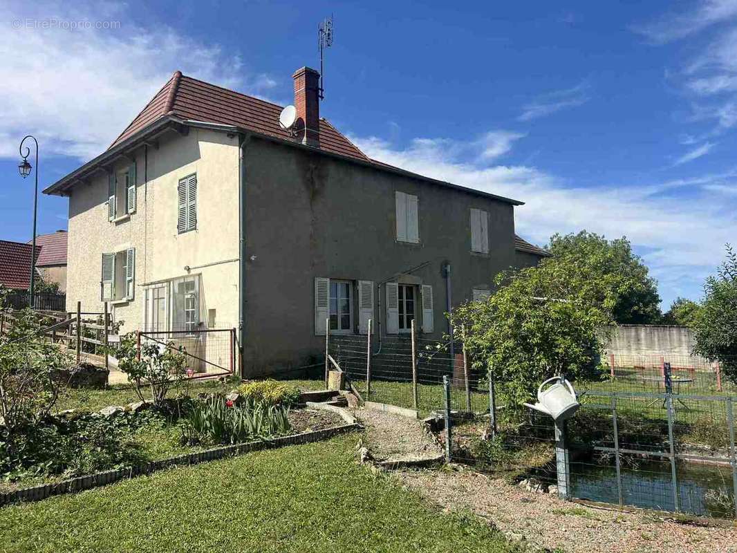 Maison à SAINT-CHRISTOPHE-EN-BRIONNAIS