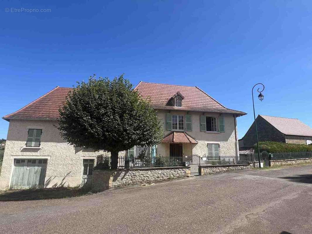 Maison à SAINT-CHRISTOPHE-EN-BRIONNAIS