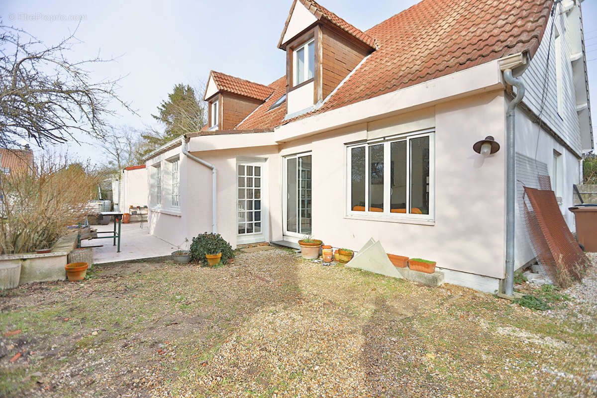 Maison à LA QUEUE-LES-YVELINES