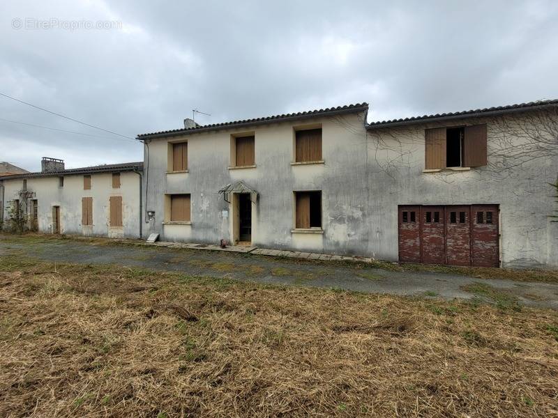 Maison à LES NOUILLERS