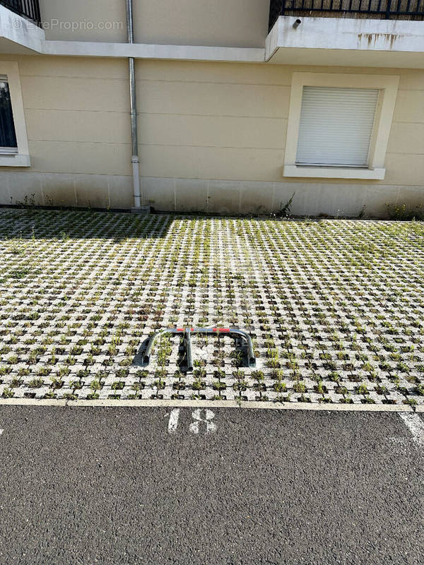 Parking à SAINT-FARGEAU-PONTHIERRY