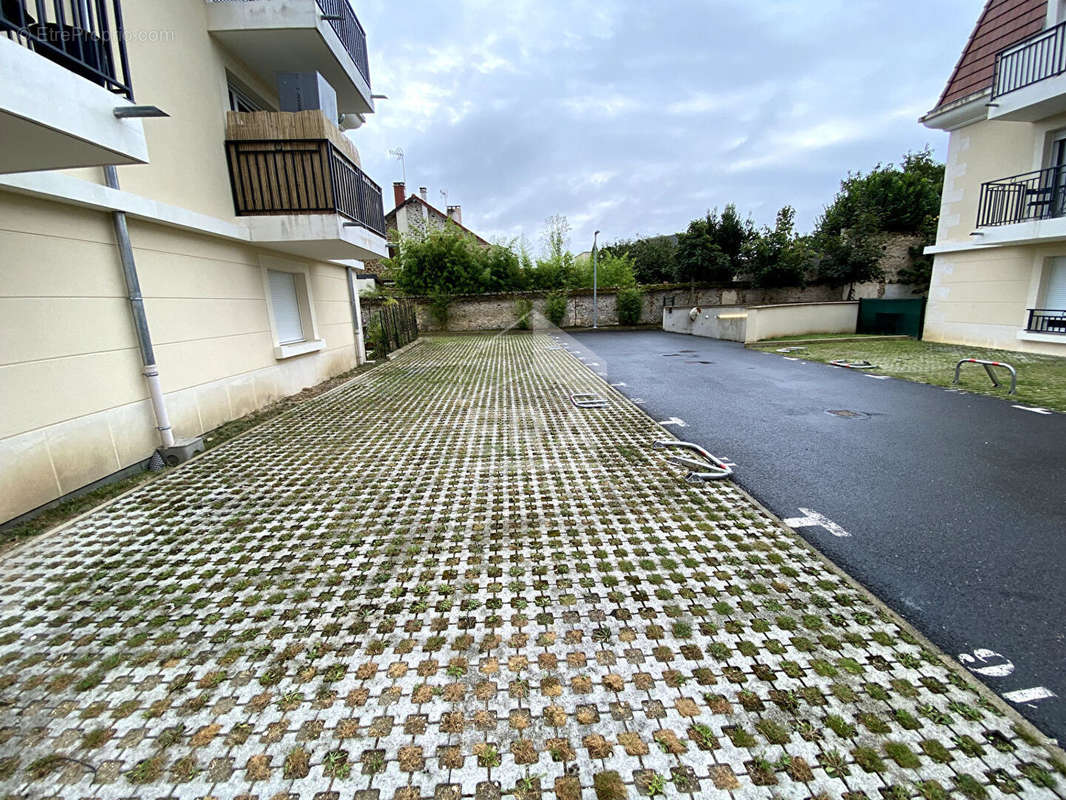 Parking à SAINT-FARGEAU-PONTHIERRY