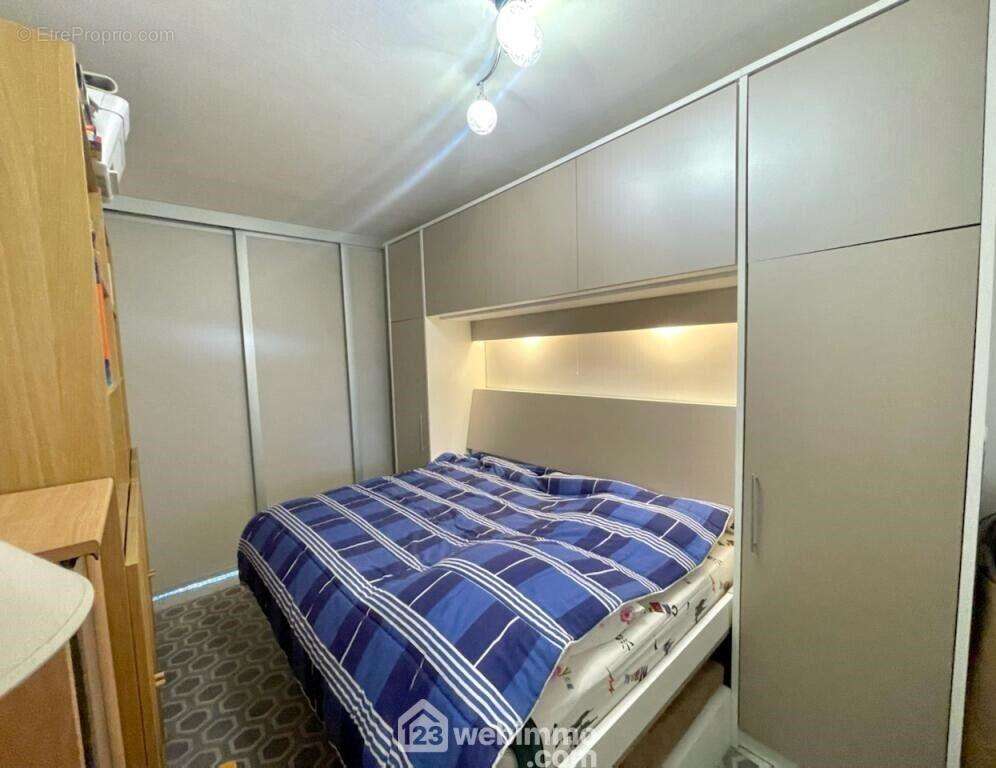 Première chambre de plain pied avec son lit escamotable et ses rangements - Appartement à SAINTE-MAXIME