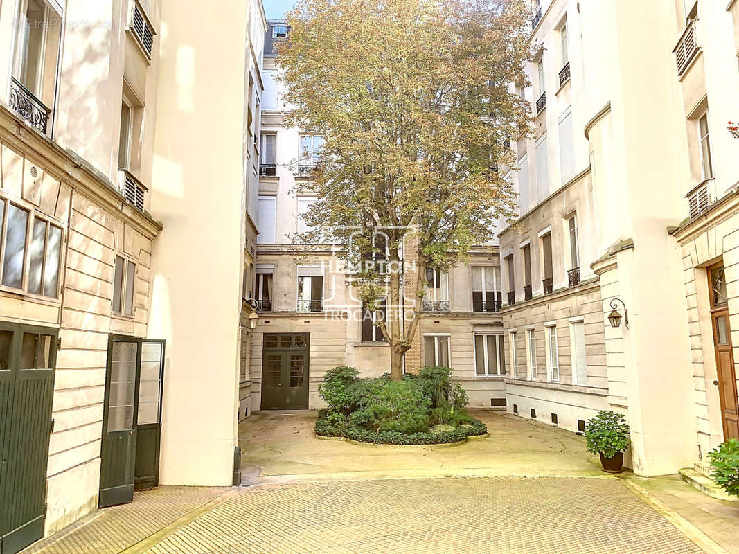 Appartement à PARIS-16E